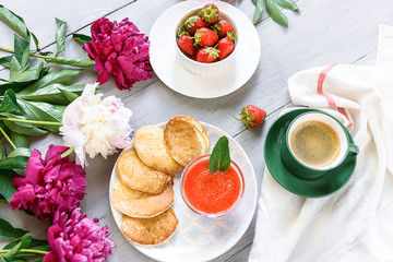 pancakes with strawberries