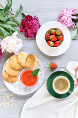 pancakes with strawberries