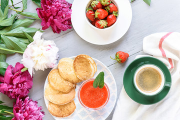 pancakes with strawberries