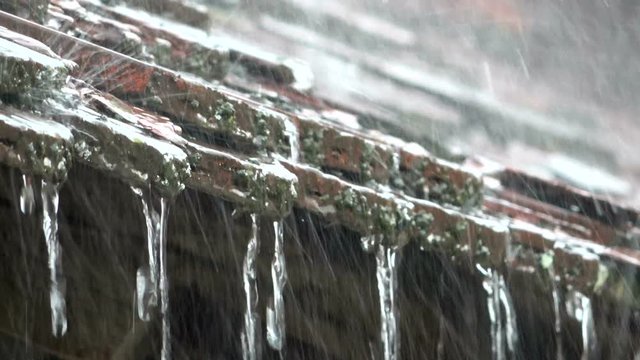 Starkregen bei einem W&auml;rmegewitter, Ziegeldach, Regentropfen, Bayern, 4K