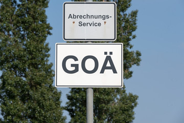 Verkehrsschild mit GOÄ Abrechnungs Service