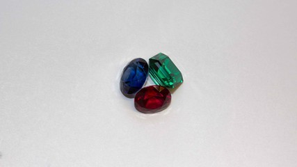 Rot wie Feuer, blau wie Wasser, grün wie Erde