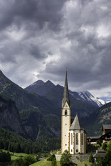 Fototapeta na wymiar Kirche Heiligenblut mit Großglockner