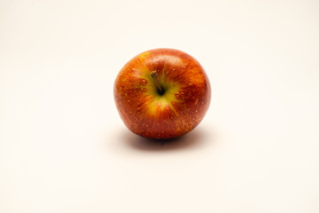 Wellant Apfel von der Seite aufgenommen, isoliert vor weißem Hintergrund.
