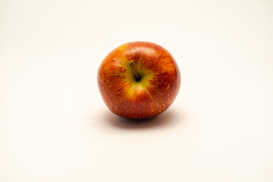 Wellant Apfel von der Seite aufgenommen, isoliert vor wei&szlig;em Hintergrund.