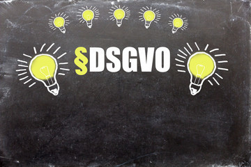 "DSGVO" Schriftzug mit Glühbirnen auf einer Kreidetafel