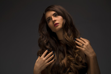 Naklejka premium Close up portrait of beautiful brunette woman