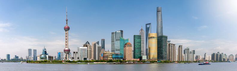 Panorama der Wolkenkratzer von Shanghai in China an einem sonnigen, klarem Tag