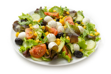 Insalata con mozzarella, pomodoro, mais, olive nere e misticanza 