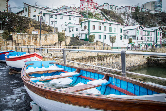 barcos pesqueros con nieve en el puerto viejo de getxo