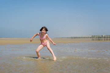 Naklejka premium belle enfant jouant dans l'eau