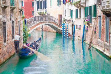 gondolero y góndola en canal de venecia - obrazy, fototapety, plakaty