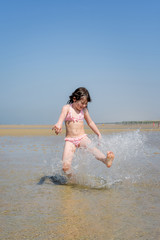 belle enfant jouant dans l'eau
