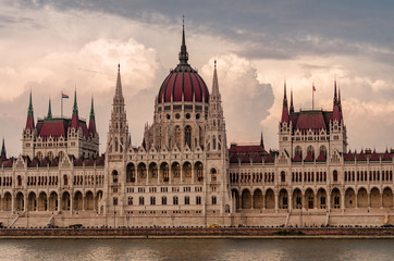 Fototapeta premium Budapest Parliament cloudy sunset landscape from Danube river