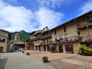 Fototapeta na wymiar Hostalets de Bas, pueblo de La Garrocha que forma parte del municipio de Vall de Bas en la provincia de Gerona (Cataluña,España)