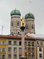 Fototapeta na wymiar Saint gold between two towers