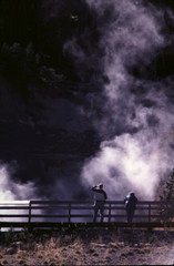 Plakat People Looking at Old Faithful Geyser in Yellowstone National Park