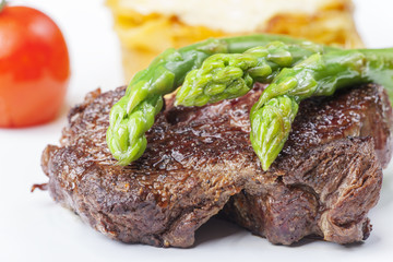 Rindersteak und Grüner Spargel auf einem Teller