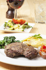 Nahaufnahme eines gegrillten Steaks mit Wein