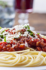 Spaghetti mit Tomatensauce auf einem Teller