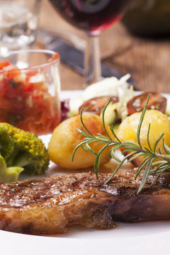 Gegrilltes Steak mit Gem&uuml;se und Wein