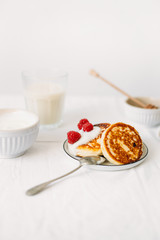 Cheesecakes with sour cream and berries