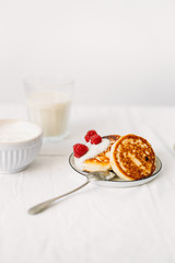 Cheesecakes with sour cream and berries