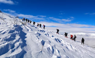 Rolgordijnen challenging winter walking event with crowded mountaineering group © emerald_media
