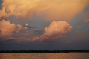 atardecer sobre el rio