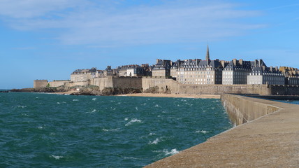 Vue sur Saint-Malo intra-muros depuis le môle des Noires (France)