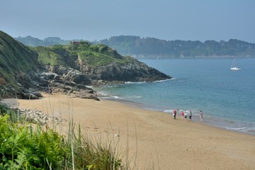 Fototapeta premium Une famille qui se promène sur une plage de Bretagne