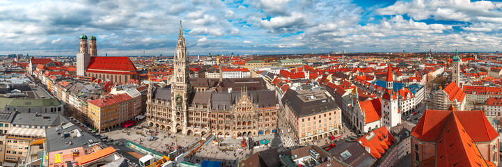Naklejka premium Panoramiczny widok z lotu ptaka Frauenkirche, Marienplatz i Ratusz Staromiejski w Monachium, Bawaria, Niemcy