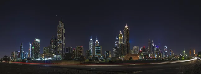 Panoramaaufnahme der Skyline von Dubai bei Nacht fotografiert im November 2016 © Aquarius