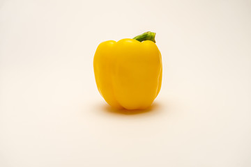 Gelber Paprika isoliert vor weißem Hintergrund.