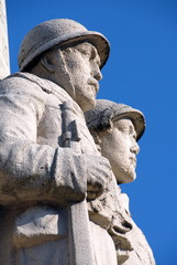 Monument aux Morts fran&ccedil;ais, deux soldats de profils casques sur la t&ecirc;te, France