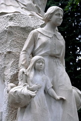 Monument aux Morts français, ville de Lens, une femme et son enfant, un couffin au bras, France