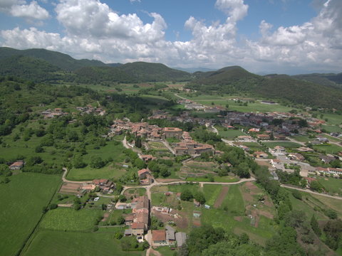 Drone en Santa Pau, pueblo de Gerona, ubicado en la comarca de La Garrocha, Cataluña (España) Fotografia aerea con Dron