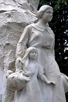 Monument aux Morts français, ville de Lens, une femme et son enfant, un couffin au bras, France