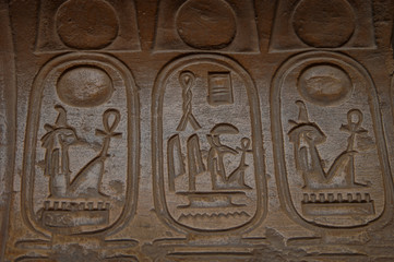 Hieroglyphes sur bas relief en Egypte