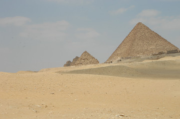 Fototapeta na wymiar Pyramides sur le plateau de Gizeh en Egypte