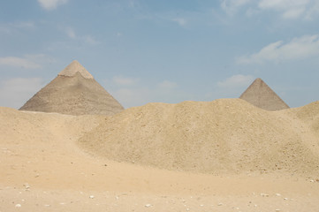 Pyramides sur le plateau de Gizeh en Egypte