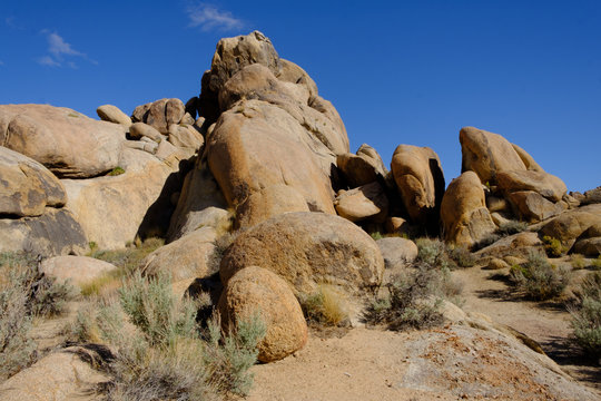 The Amazing Weathered Granite rocks of Alabama Hills due to various geological factors