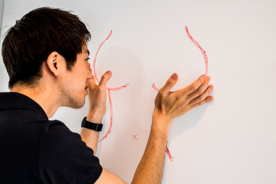 女性の身体を描く男性