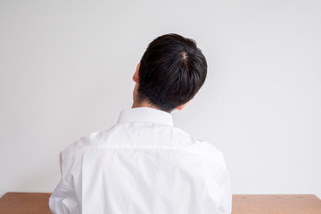 Fototapeta premium 椅子に座って考える男性