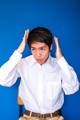 髪型を整える男性