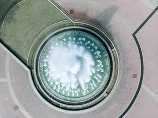 Poster de jardin Fontaine vue aérienne de la grande fontaine ronde sur la place de la ville. photographie de drones