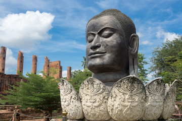 Fototapeta premium Big Buddha head of Wat Thammikarat at Ayutthaya province,Thailand