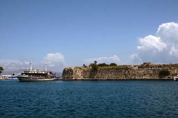 Obraz premium Tour en goélette au large du port de Kos (Dodécanèse-Grèce) 