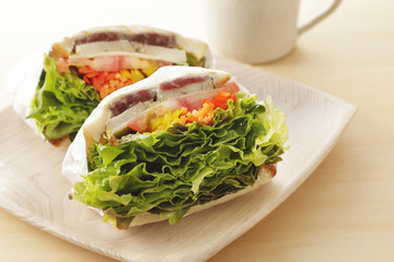 サンドイッチ　Sandwich with chicken and lettuce