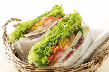 サンドイッチ　Sandwich with chicken and lettuce